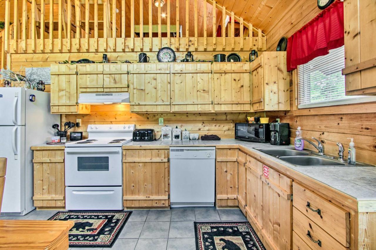 Cabin With Hot Tub And Deck About 12 Mi To Pigeon Forge! Sevierville Bagian luar foto