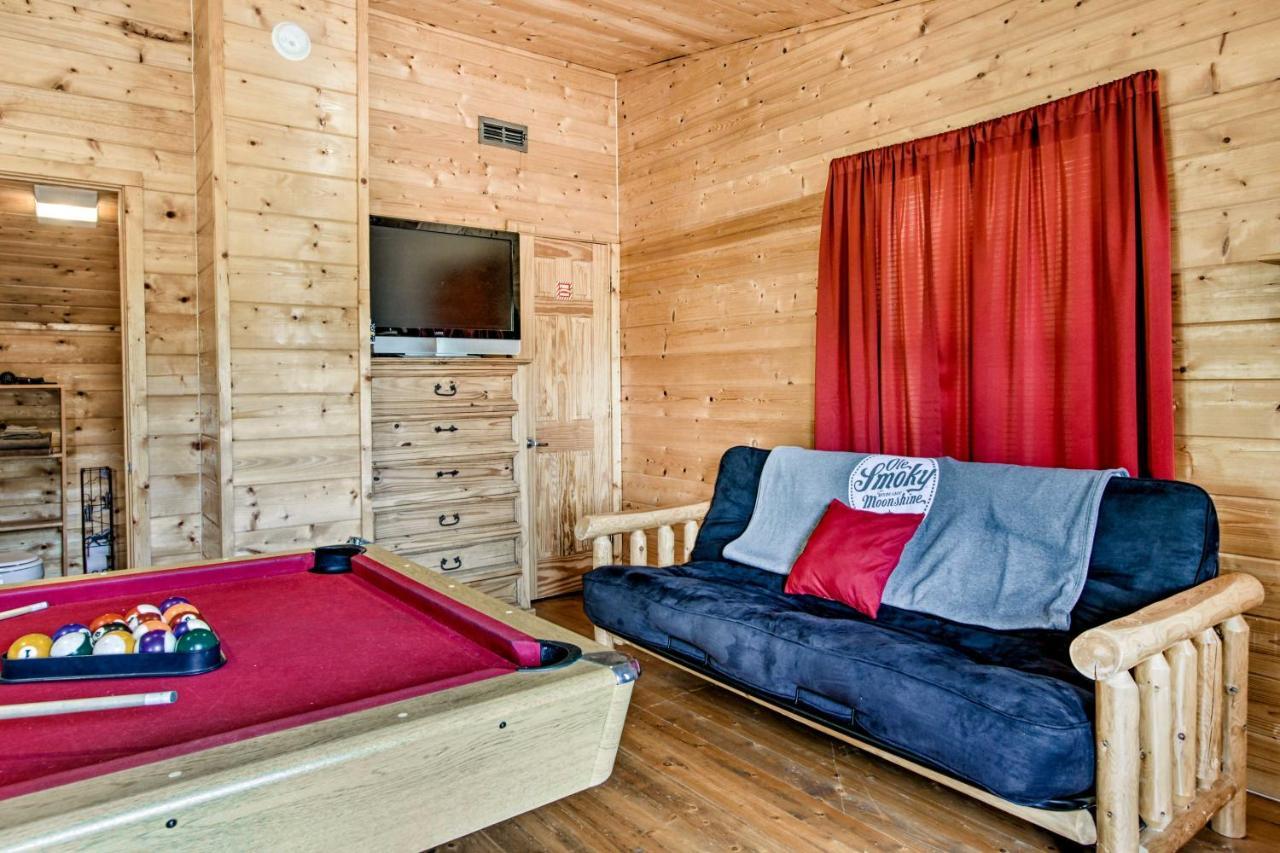 Cabin With Hot Tub And Deck About 12 Mi To Pigeon Forge! Sevierville Bagian luar foto