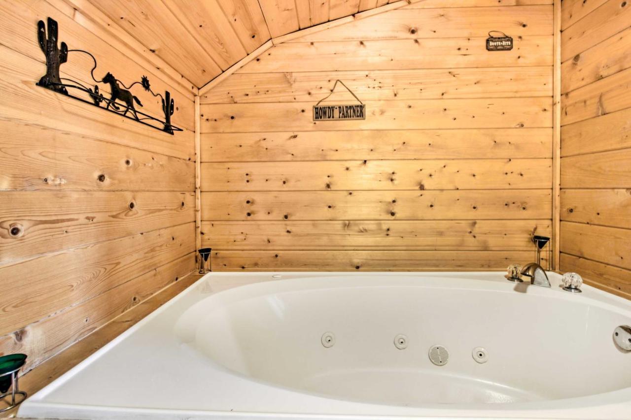 Cabin With Hot Tub And Deck About 12 Mi To Pigeon Forge! Sevierville Bagian luar foto
