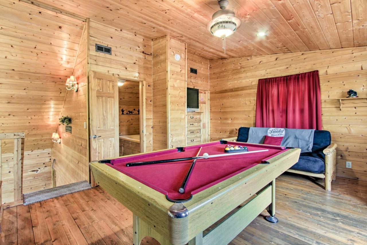 Cabin With Hot Tub And Deck About 12 Mi To Pigeon Forge! Sevierville Bagian luar foto