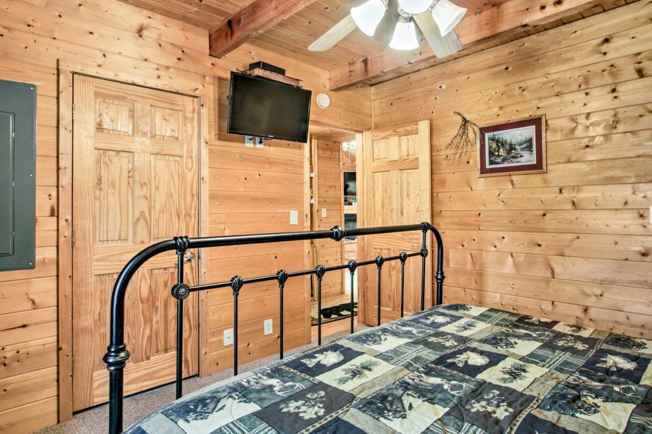 Cabin With Hot Tub And Deck About 12 Mi To Pigeon Forge! Sevierville Bagian luar foto
