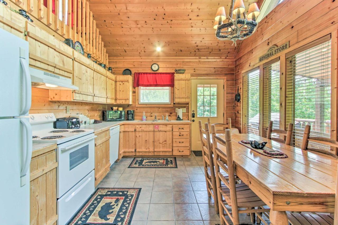 Cabin With Hot Tub And Deck About 12 Mi To Pigeon Forge! Sevierville Bagian luar foto