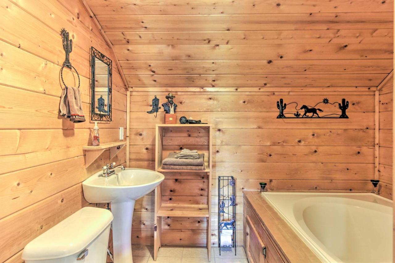 Cabin With Hot Tub And Deck About 12 Mi To Pigeon Forge! Sevierville Bagian luar foto